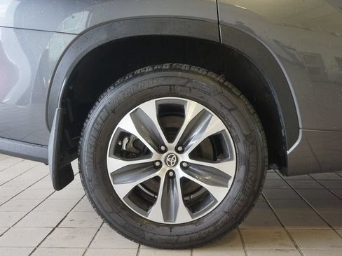 Used 2023 Toyota Highlander XLE AWD/4WD image 32
