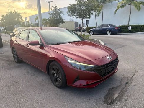 Used 2023 Hyundai Elantra SEL w/ Preferred Accessory Package FWD image 6