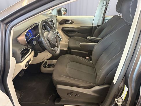 Used 2023 Chrysler Voyager LX FWD image 20