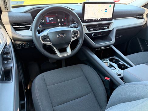 Used 2025 Ford Explorer Active AWD/4WD image 10
