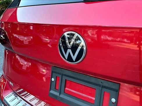 Certified 2023 Volkswagen Taos SE w/ Panoramic Sunroof Package image 32