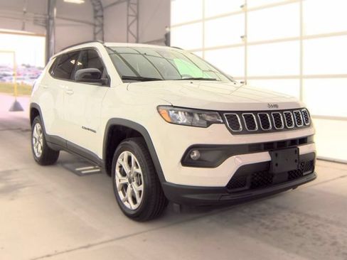 Used 2025 Jeep Compass Latitude w/ Sun & Sound Group AWD/4WD image 3