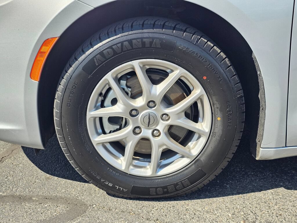 Used 2024 Chrysler Pacifica Touring-L FWD image 10