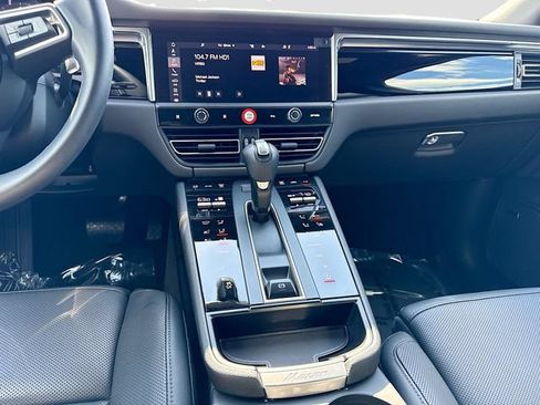 Certified 2025 Porsche Macan AWD/4WD image 19