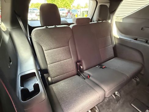 Used 2025 Chevrolet Traverse LT FWD image 15