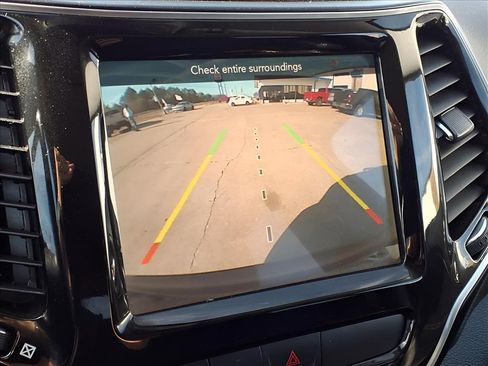 Used 2019 Jeep Cherokee Limited image 11