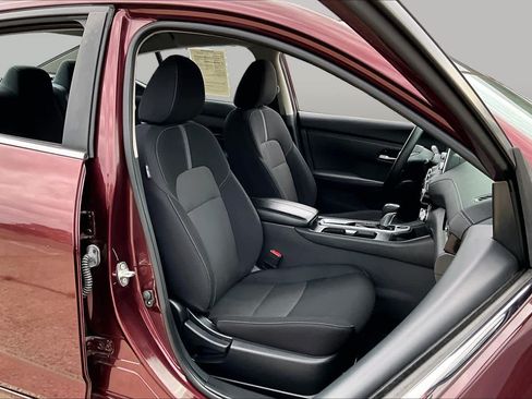 Used 2024 Nissan Sentra SV FWD image 9