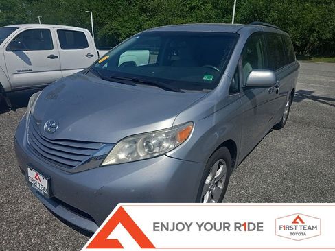 Used 2016 Toyota Sienna LE image 1