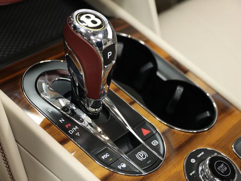 Used 2020 Bentley Bentayga Plug-In Hybrid image 46