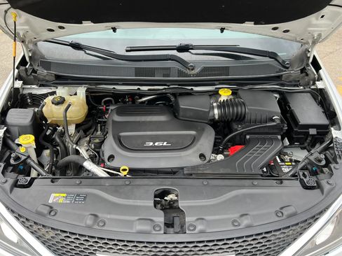 Used 2017 Chrysler Pacifica Touring-L Plus FWD image 27