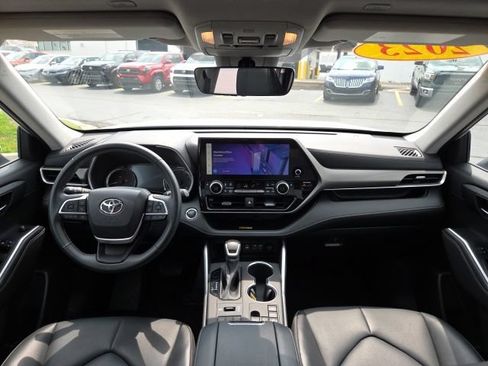Used 2023 Toyota Highlander XLE AWD/4WD image 24