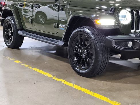 Used 2021 Jeep Wrangler Unlimited Sahara AWD/4WD image 12