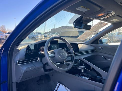 Certified 2025 Hyundai Elantra SEL image 22