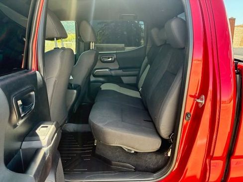 Used 2018 Toyota Tacoma TRD Sport w/ Technology Package image 19