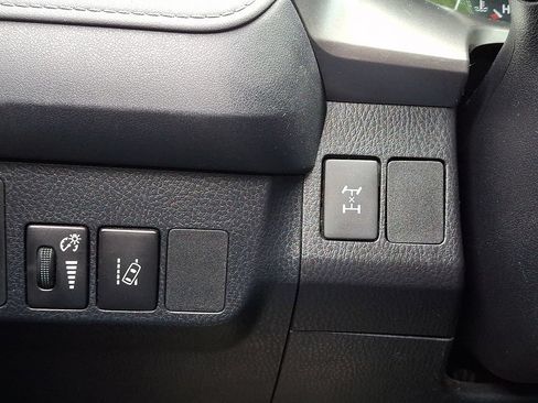 Used 2017 Toyota RAV4 LE AWD/4WD image 25