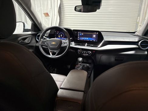 Used 2025 Chevrolet Trax LT w/ LT Convenience Package FWD image 13