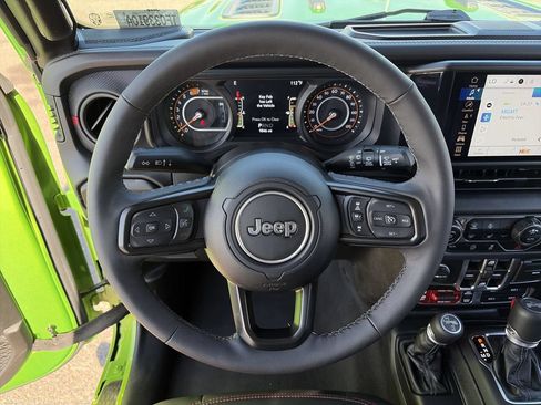 Used 2025 Jeep Wrangler Unlimited Rubicon AWD/4WD image 17