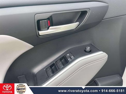 Used 2023 Toyota Highlander XLE AWD/4WD image 16