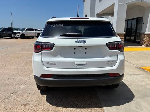 Used 2022 Jeep Compass Latitude w/ Sun and Sound Group AWD/4WD image 4