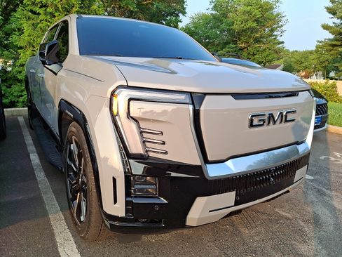 Used 2024 GMC Sierra EV Denali AWD/4WD image 5