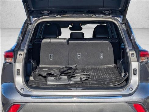 Used 2021 Toyota Highlander XLE image 6