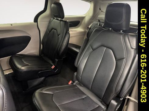 Used 2024 Chrysler Pacifica Touring-L image 21