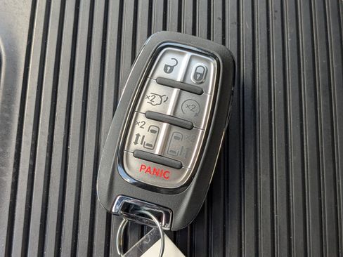 New 2026 Chrysler Pacifica Limited image 29