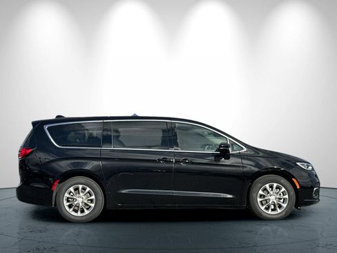 New 2026 Chrysler Pacifica Limited image 3