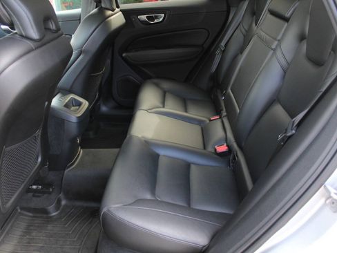 Used 2019 Volvo XC60 T5 Momentum w/ Multimedia Package AWD/4WD image 14