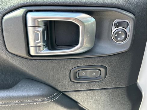 Used 2021 Jeep Wrangler Unlimited Sahara w/ Cold Weather Group AWD/4WD image 16