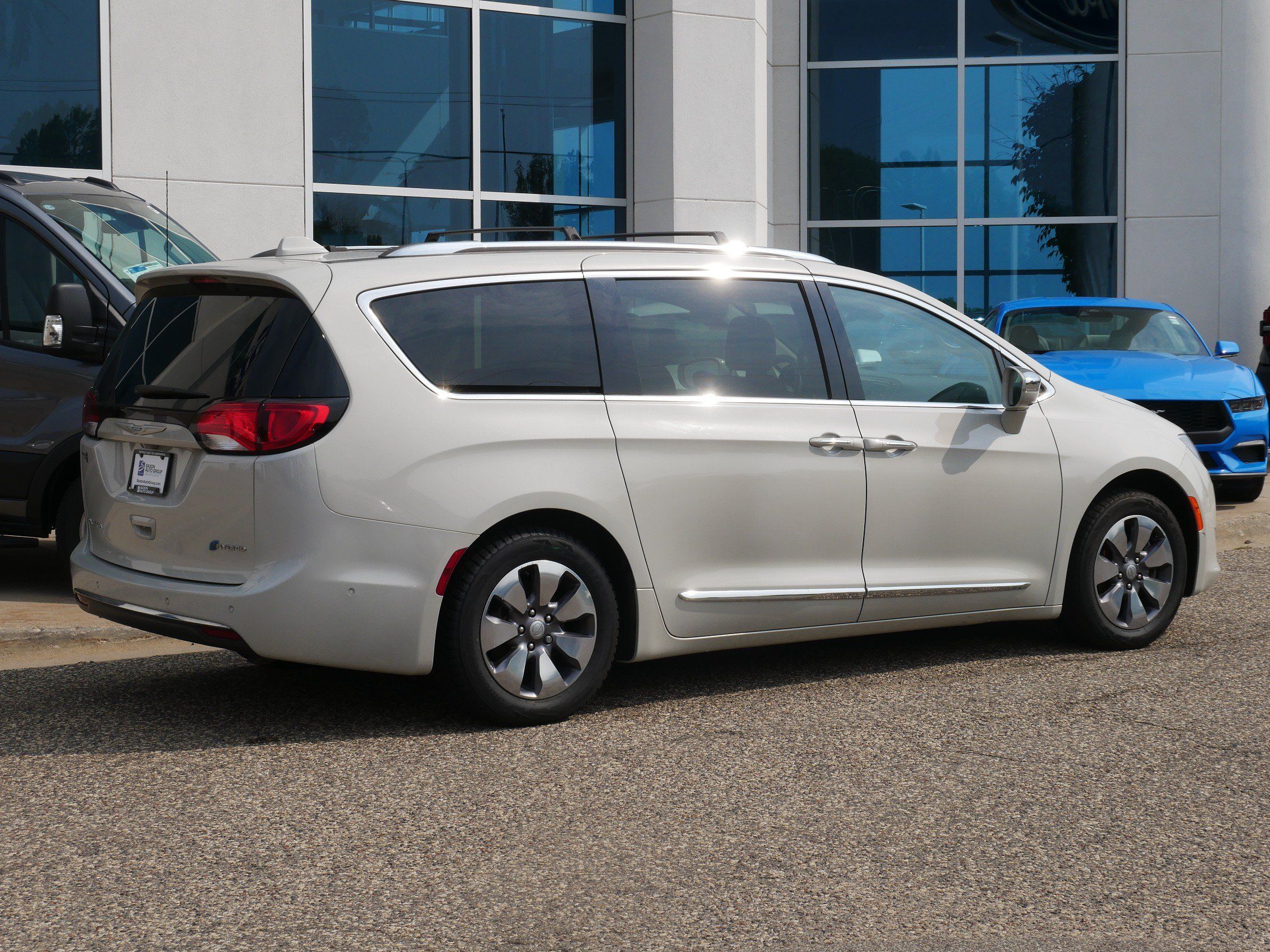 Used 2017 Chrysler Pacifica Platinum FWD image 3