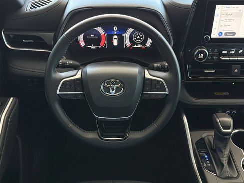 Used 2025 Toyota Highlander XSE AWD/4WD image 16