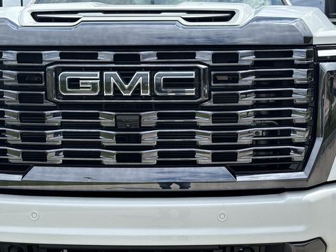 Used 2024 GMC Sierra 3500 Denali Ultimate AWD/4WD image 9