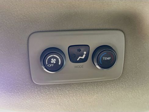 Used 2011 Toyota Sienna LE w/ Towing Pkg AWD/4WD image 25