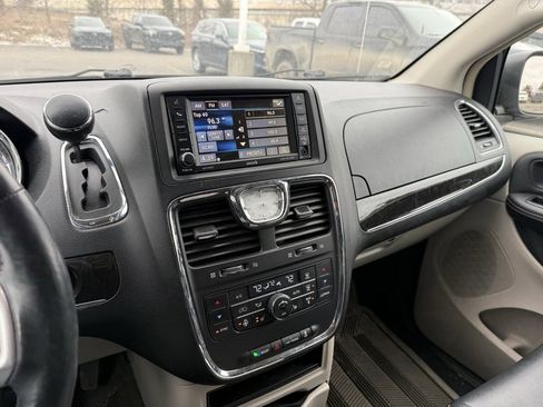 Used 2014 Chrysler Town & Country Touring w/ Driver Convenience Group image 10