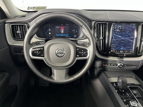 Used 2025 Volvo XC60 B5 Plus image 12
