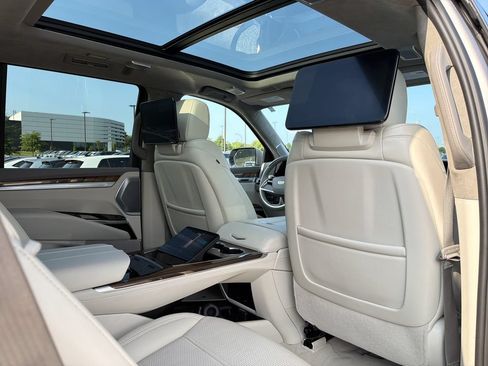 Used 2025 Cadillac Escalade Sport Platinum AWD/4WD image 17