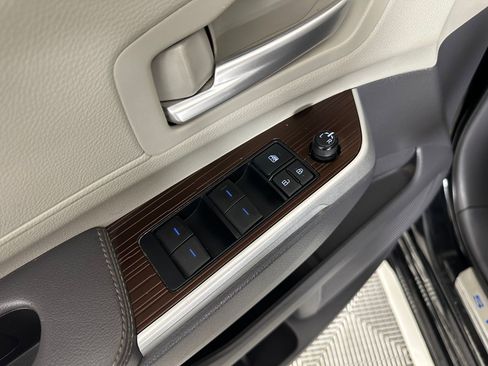 Used 2021 Toyota Sienna XLE image 11