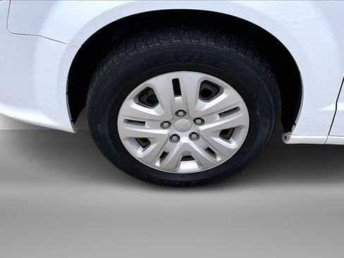 Used 2020 Dodge Grand Caravan SE w/ UConnect Hands-Free Group image 2