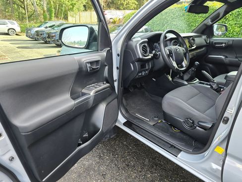 Used 2019 Toyota Tacoma TRD Off-Road w/ Technology Package image 21