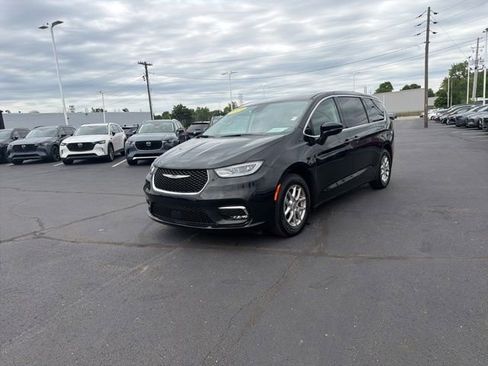Used 2024 Chrysler Pacifica Touring-L FWD image 19