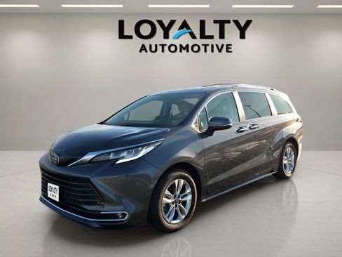 Used 2025 Toyota Sienna Limited image 1