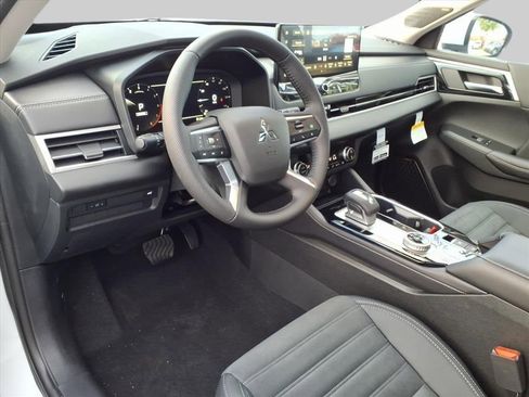 New 2025 Mitsubishi Outlander SE image 18