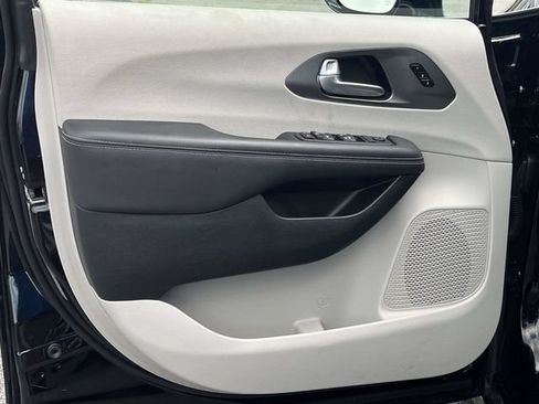 Used 2024 Chrysler Pacifica Touring-L FWD image 14
