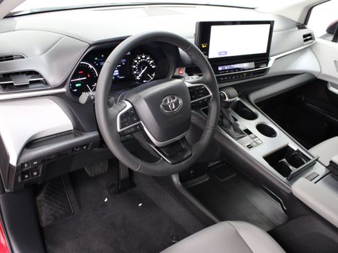 Used 2026 Toyota Sienna XLE FWD image 13