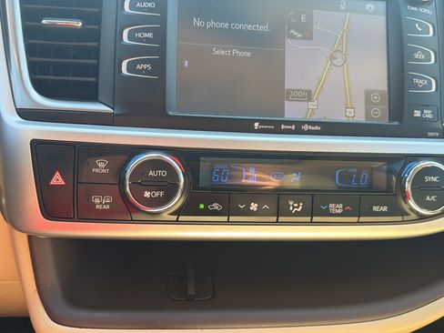Used 2017 Toyota Highlander XLE AWD/4WD image 17