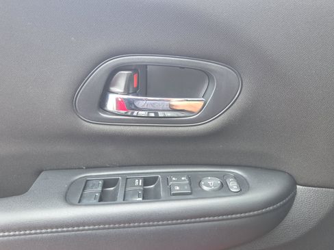 Used 2018 Honda HR-V LX image 36