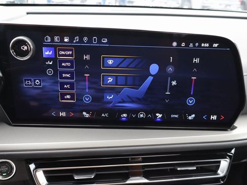 Used 2025 Chevrolet Traverse LT w/ Sun and Wheel Package image 10