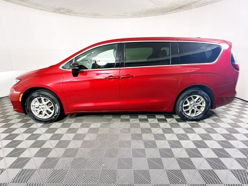 Used 2025 Chrysler Pacifica Select FWD image 6