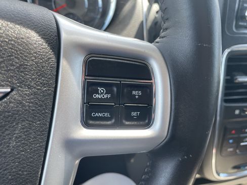 Used 2016 Chrysler Town & Country Touring FWD image 16